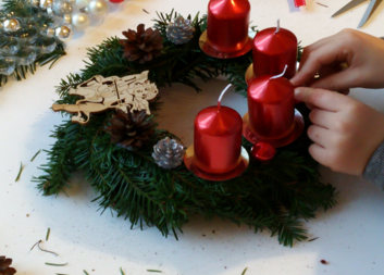 Nezapomeňte v neděli zapálit první svíčku na adventním věnci!